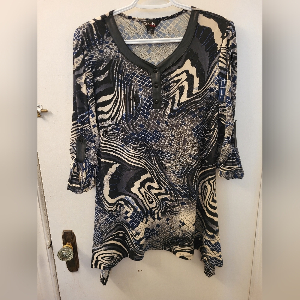 💥4 for $30💥 Dusak Designs abstract design large 3/4 sleeve top blue